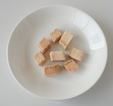 画像3: NEW 最短賞味2027.5・ホワイトフォックス 北海道産秋鮭のフリーズドライ ダイスカット 17g犬猫用おやつwf71158正規品 (3)