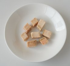 画像3: NEW 最短賞味2027.4・ホワイトフォックス 北海道産秋鮭のフリーズドライ ダイスカット 120g犬猫用おやつwf71196正規品 (3)